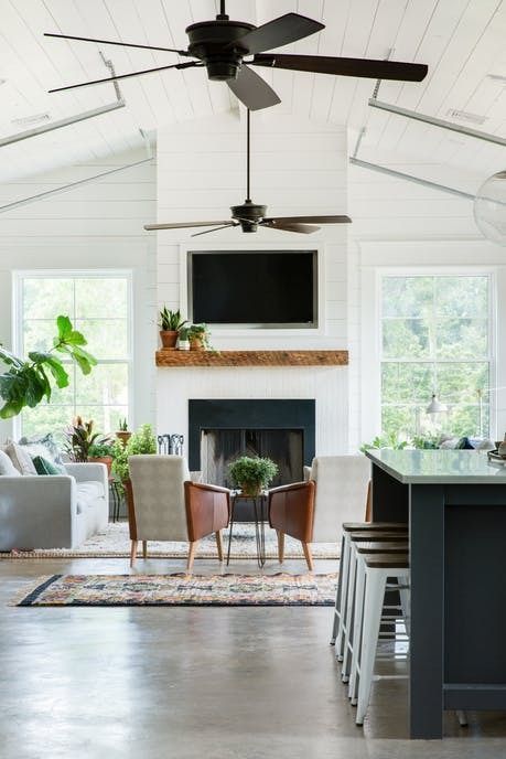 The best sleek and modern ceiling fans for the perfect modern farmhouse home. Living Room Farmhouse Decor, Veranda Design, Open Living Room Design, Living Room Ceiling Fan, Farmhouse Style Living Room, Modern Farmhouse Home, Living Modern, Modern Farmhouse Living Room, Eclectic Living Room