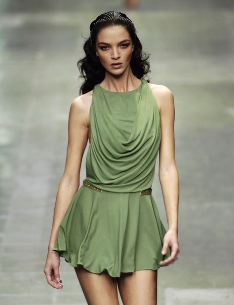 Mariacarla Boscono at Alexander McQueen, Spring 2006 2000s Runway, Mariacarla Boscono, Chic Over 50, Alexander Mcqueen Dresses, Greek Mythology, Fashion Week Spring, Dream Wardrobe, Vestidos De Fiesta, Paris Fashion