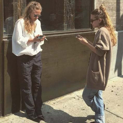 Instagram Spotting: Mary-Kate And Ashley Go Slouchy In NYC Sara Brown, Twins Instagram, Ashley Olsen Style, Olsen Fashion, Olsen Twins Style, Olsen Sisters, Mary Kate Ashley Olsen, Olsen Style, Olsen Sister