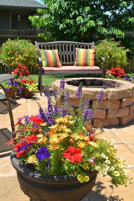 flower combination for planters @ Interior Design Ideas Garden Well, Patio Flowers, Tower Garden, Real Estat, Beautiful Patios, Have Inspiration, Garden Containers, Container Flowers, Gardening Tools