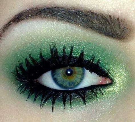 Love the green. If only I knew the color and brand. Clumpy Mascara, Eye Makeup Pictures, Mascara Brush, Mascara Tips, Green Eye, Green Eyeshadow, How To Apply Mascara, Face Lift, Makeup For Green Eyes