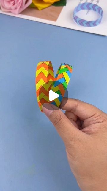 paper crafts creator on Instagram: "paper strip weaving bracelet, it's so simple, come and try it together

#handmadediy #parentchildcrafts #handmade #kidscrafts #creativecrafts #papercrafts #braceletcrafts #funwithkids #weavingcrafts #craftingfun" How To Make A Paper Bracelet, Paper Weaving Ideas, Paper Bracelet For Kids, Paper Weaving For Kids, Paper Weaving Projects, Paper Strip Crafts, Paper Folding Crafts For Kids, Paper Weaving Craft, Paper Weaving Art