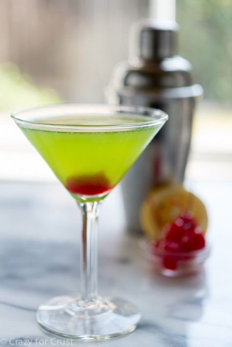 Midori Martini, an easy, delicious, and beautiful cocktail recipe. Midori Martini, Midori Drinks, Midori Cocktails, Martini Recipes Easy, Midori Sour, Crazy For Crust, Vodka Martini, Martini Recipes, Pretty Drinks