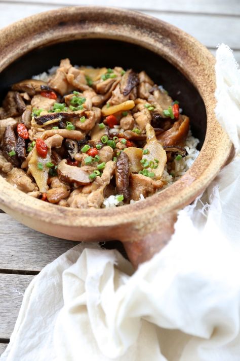 Chicken shiitake claypot rice recipe Romertopf Recipes, Clay Pot Cooking Recipes, Clay Pot Rice, Rice Tofu, Claypot Chicken Rice, Sticky Pork Ribs, Mushroom Clay, Claypot Rice, Cantonese Food