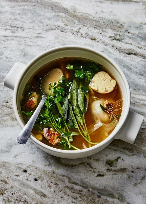 This garlic broth recipe has just three other ingredients, but garlic is the one that matters when you're feeling under the weather. Eat When Sick, Garlic Broth, Raw Garlic, Broth Recipes, God Mat, Think Food, Peppers Recipes, Soup And Salad, A Bowl