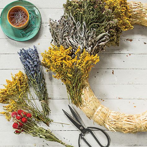 Dried Zinnia Wreath, Dried Flower Wreath Diy, Strawflower Wreath, Make A Fall Wreath, Zinnia Wreath, Dried Flowers Wreath, Herb Wreath, Dried Floral Wreaths, Dekoratívne Vence