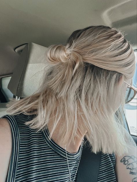 Short blonde hair with half up do. Short Blonde Balayage, Half Up Do, Messy Bob, Short Hair Lengths, Half Updo, Dirty Blonde, Short Blonde, Short Blonde Hair, Blonde Balayage