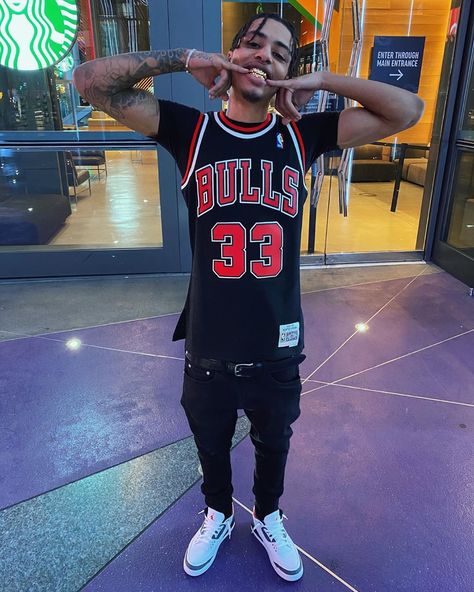 Jersey Outfit Summer, Nba Jersey Outfit Men, Nba Jersey Outfit, Jersey Outfit Men, Jersey Dress Outfit, Black Basketball Jersey, Basketball Jersey Outfit, Lucas Coly, Jersey Outfits