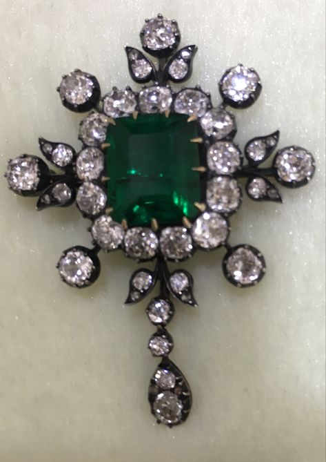 Byzantium Jewelry, Emerald Brooch, Victorian Era Fashion, Victorian Brooch, Era Fashion, The Victorian Era, Antique Brooches, Diamond Brooch, Corpse Bride