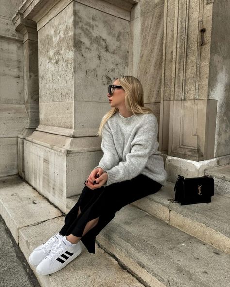 25 Trendy Fall Women's Sneakers Outfits to Elevate Your Style Womens Sneakers Outfit, Chunky White Sneakers Outfit, Fall Sneakers Outfit, White Sneakers With Dress, White Tennis Shoes Outfit, Sneaker Outfit Fall, Winter Sneakers Outfit, November Outfits, White Sneakers Outfit