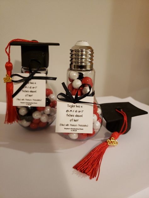 Lightbulb filled with chocolate candies with graduation cap and tassel, F R I E N D S theme. Great graduation party favor. Grade R Graduation Ideas, Diy Graduation Gifts, Diy Graduation, Grad Ideas, Chocolate Candies, Graduation 2024, Graduation Party Favors, 2023 Graduation, Graduation Favors