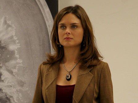 Bones Season 1 Episode 10 - The Woman at the Airport - Emily Deschanel as Dr. Temperance Brennan Emily Deschanel Bones, Temperance Brennan Hair, Bones Temperance Brennan, Temperance Brennan Outfits, Bones Season 1, Explorer Style, Temperance Brennan, Bones Tv Series, Booth And Bones