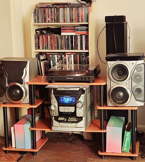 Cool Cd Player, Cd Player Set Up, Stereo Aesthetic, Cd Collection Aesthetic, Cd Player Aesthetic, Cd Setup, Normal Apartment, Cd Storage Ideas, Y2k House