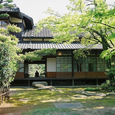 Light Style Aesthetic, Traditional Japanese House Exterior, Japanese Home Design, Japanese Style House, Traditional Japanese House, Japanese Houses, Japan Architecture, Asian Architecture, Japanese Home