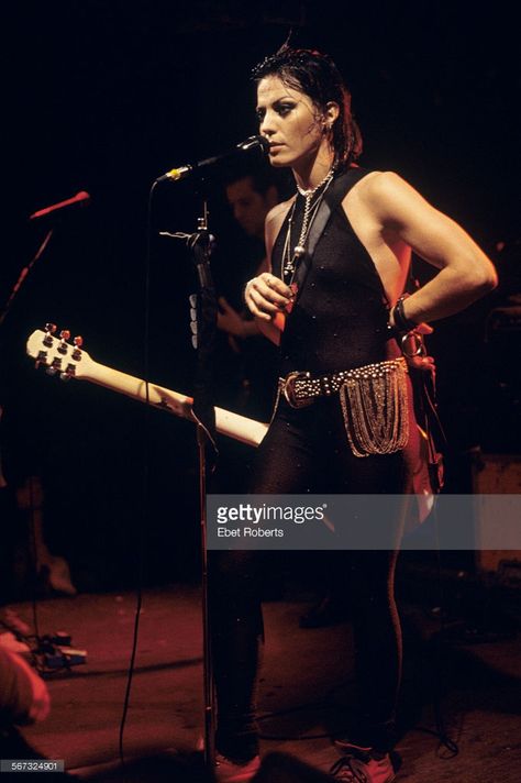 Joan Jett performing at CBGB's in New York City on December 17, 1993. 80s Alternative Fashion, Androgynous Women, Lita Ford, Women Of Rock, To Be Continued, Guitar Girl, Female Guitarist, Retro Punk, Joan Jett