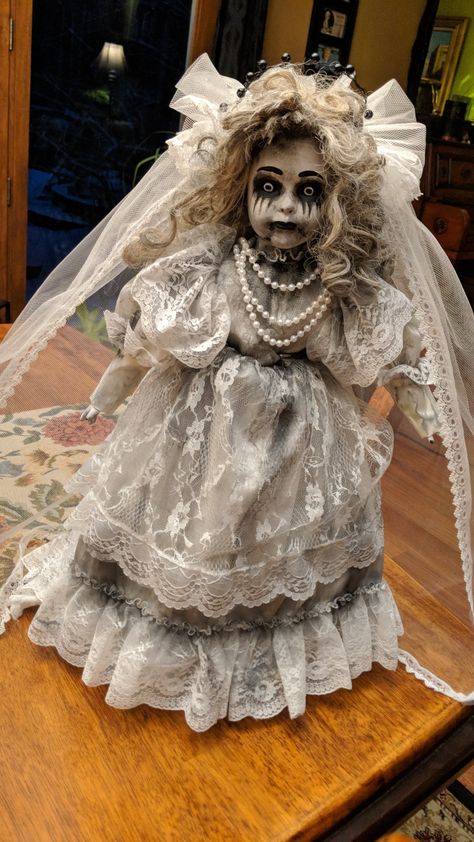 Ghost Bride painted porcelain doll. Halloween decor. Gothic Halloween Dolls Decorations, Creepy Painted Dolls, Scary Dolls Creepy Halloween, Scary Porcelain Dolls, Creepy Baby Dolls Diy, Porcelain Dolls Creepy, Halloween Dolls Creepy, Diy Scary Dolls, Creepy Dolls Scary