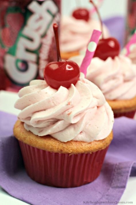 Is there anything better than a strawberry cake with fresh homemade strawberry frosting? This Strawberry Crush Cupcakes recipe is one of the best cupcakes recipes you will ever try. Crush Cupcakes, Salted Caramel Rice Krispie Treats, Caramel Rice Krispie Treats, Soda Cupcakes, The Best Cupcakes, Cheesecake Bars Easy, Food Strawberry, Strawberry Crush, Delicious Cupcakes Recipes