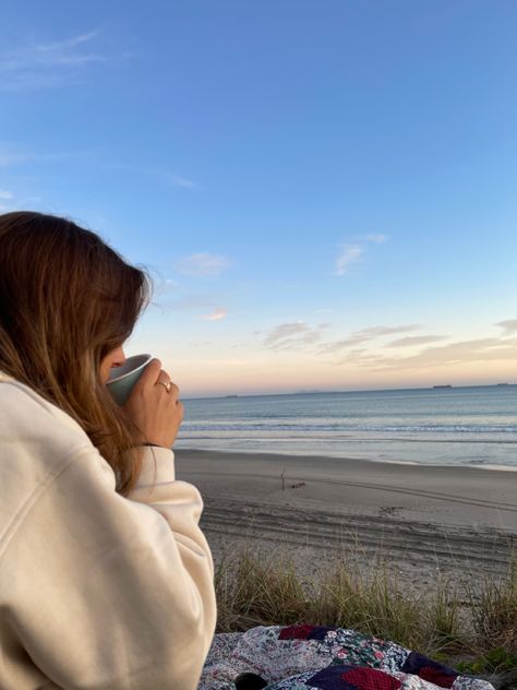 Peaceful Morning Coffee, Peaceful Morning Aesthetic, Early Morning Beach Aesthetic, Beach Coffee Aesthetic, Early Night Aesthetic, Cozy Beach Aesthetic, Calm Morning Aesthetic, Beach Morning Aesthetic, Cari Core