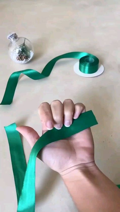 Diy Christmas Bows, Potpourri Stovetop, Simpul Pita, Homemade Bows, Gubahan Bunga, Gift Wrapping Techniques, Creative Gift Wraps, Ribbon Crafts Diy, Gift Wrapping Inspiration