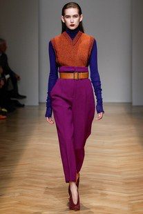 Aquilano.Rimondi Fall 2017 Ready-to-Wear Fashion Show Collection Artsy Clothes, Haute Couture Style, 80s Fashion Trends, Color Blocking Outfits, Purple Pants, Mode Casual, Mode Inspo, 가을 패션, Work Wardrobe