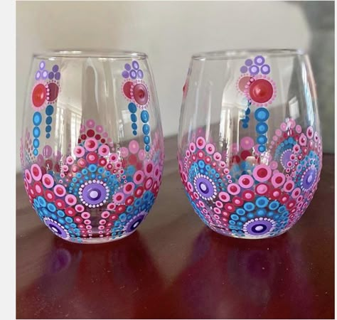 Dot Mandala Wine Glasses, Glass Dot Painting, Dot Painting Wine Glasses, Dot Art On Bottles, Mandala Dot Painting On Bottle, Glass Painting Patterns, Mandala Rock Art, Glass Painting Designs, Wine Glass Crafts