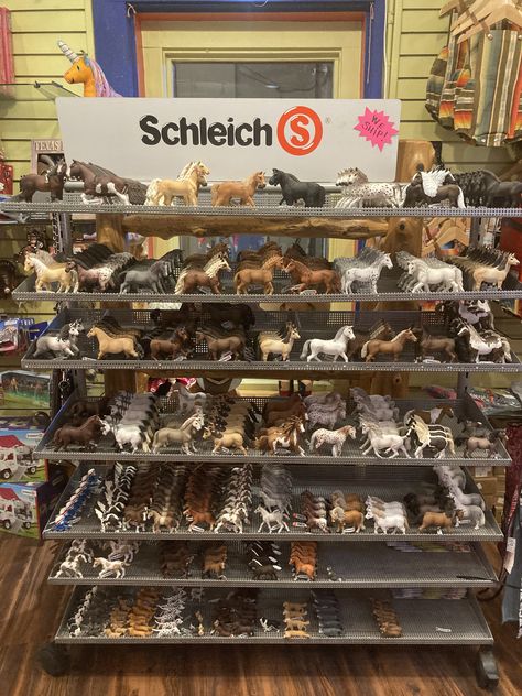 Scheilch Horses, Schleich Photography, Toy Horse Stable, Schleich Animals, Animal Figurine Toys, Tractor Coloring Pages, Horse Birthday Cake, Schleich Horses, Bryer Horses