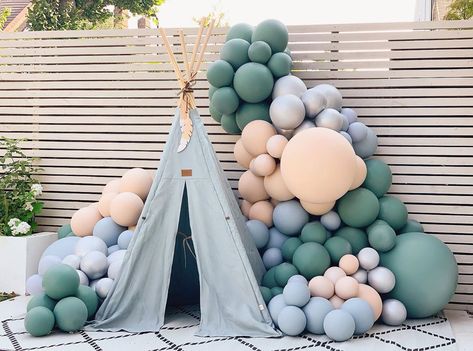 Elari Events, Baloon Garland, Baloon Art, Confetti Theme, Indian Baby Showers, Green Balloons, Boho Birthday Party, Teepee Party, Boys First Birthday Party Ideas