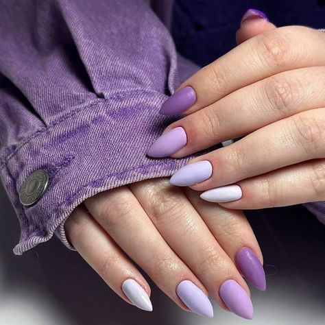 Purple nails gradient multicolor lilac violet lilas parme dégradé Purple Oval Nails Short, Purple Nails Gradient, Two Toned Purple Nails, Graduation Nails Purple, Purple Shades Nails, Gradient Nails Purple, Dark Purple And White Nails, Winter Purple Nails, Different Shades Of Purple Nails