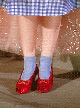 Dorothy's red shoes Famous Movie Scenes, Wizard Of Oz 1939, Ruby Red Slippers, Dorothy Gale, Regina King, Red Slippers, The Wonderful Wizard Of Oz, I Love Cinema, Ruby Slippers