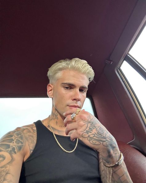 Blonde Hair Men, Platinum Blonde Hair Men, Port For Boys, Men Icon, Victor Perez, Hair Stail, Bleached Hair Men, Blonde Hair Goals, Men Blonde Hair