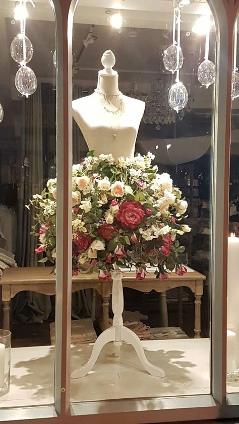 Flower Mannequin Display, Floral Shop Christmas Window Display, Spring Window Display Ideas Store Fronts, Flower Shop Window Displays, Black Mobile Home, Wedding Window Display, Floral Window Display, Florist Window Display, Fall Office Decor