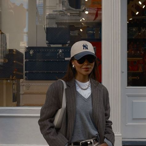 JULIE SARIÑANA on Instagram: "NYC #streetstyle and the only time you’ll see me wearing a Yankees hat because I’m a Dodger girl 🫶🏽 

Blazer: @massimodutti 
Jeans: @citizensofhumanity 
Sunglasses: @ederaeyewear 
Tee: @varley 
Boots: @toteme 
Belt: @dehanche__ 
Bag: @therow" Déhanche Belt, Girls Blazers, Julie Sarinana, Dodgers Girl, Yankees Hat, See Me, Street Style, Blazer, Sunglasses