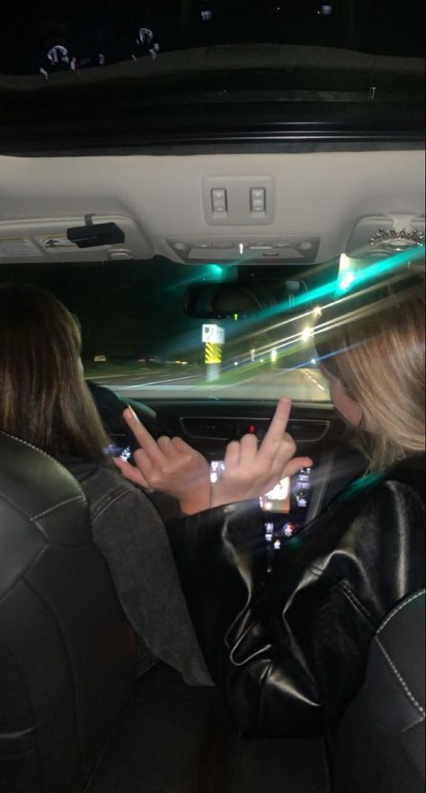 #aesthetic #drives #photoinspo #bestfriend #bff #latenightdrives #latenightvibes #instaideas #photo #besties #bestiegoals Late Night Summer Drives Aesthetic, Drive Through Aesthetic, Driving With Friends Aesthetic, Driving With Friends, Driving Pics, Car With Friends, Frances Forever, Crazy Besties, Nina Core