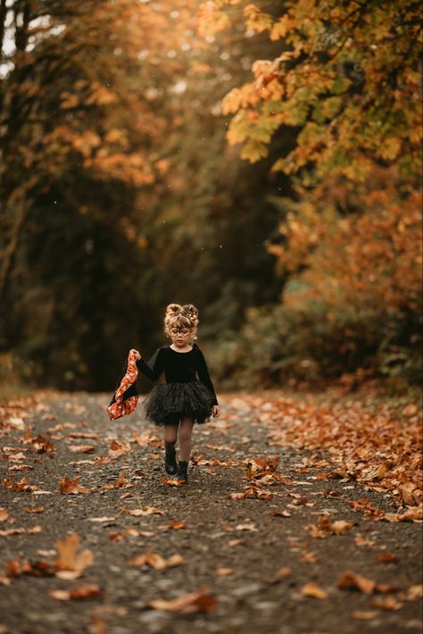 Kids Halloween Picture Ideas, Toddler Pumpkin Photoshoot, Halloween Mini Session Outdoor, Halloween Picture Ideas For Kids, Family Halloween Pictures Ideas, October Birthday Photoshoot Ideas, Halloween Toddler Photos, Fall Photoshoot Toddler, Toddler Halloween Photoshoot