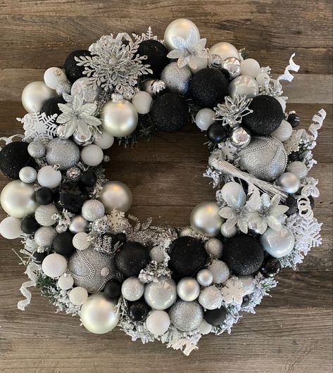 Black And White Ornament Wreath, Black And White Christmas Wreath, Black Christmas Wreath, Ornament Wreath Diy, Black And White Wreath, Bauble Wreath, White Christmas Wreath, Grey Christmas, Yarn Wreath