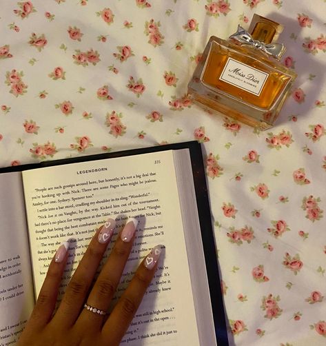 Book Aesthetic Black Woman, Black Women Reading, Motivational Photos, Career Vision Board, Dior Perfume, Vintage Black Glamour, Healing Space, Girl Reading, Feminine Aesthetic