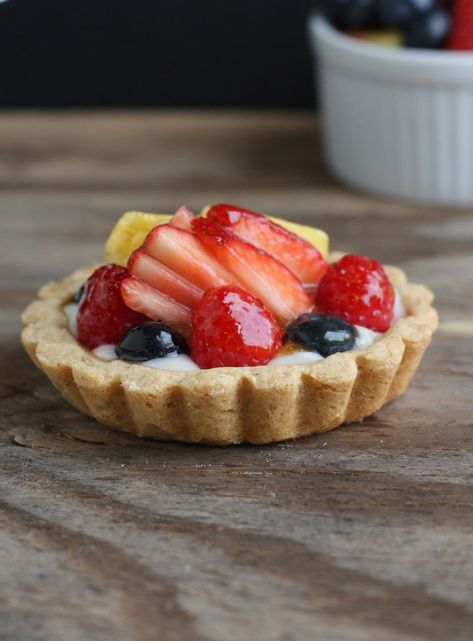 Fruit Tart Glaze, Fruit Glaze, Mini Fruit Tarts, Fresh Fruit Tart, Fruit Tart Recipe, Custard Desserts, Tart Dessert, Fruit Toppings, Bakery Ideas