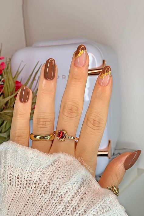 Chocolate brown nails with golf foil flakes nail art Brown Nail Art, Chrome Nail Polish, Brown Nail Polish, Holo Nails, Winter Manicure, Chrome Nail Art, Golden Nails, Nail Color Trends, Nail Colors Winter