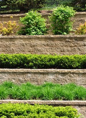 Building a retaining wall is a great way to create a terrace or a flat area in a steep yard, or simply hold up a sloped bank to prevent soil erosion. Auburn Tattoo, Tiered Retaining Wall, Backyard Retaining Walls, Building A Retaining Wall, Sloped Backyard, Stone Retaining Wall, Landscaping Retaining Walls, Tiered Garden, Meteor Garden 2018