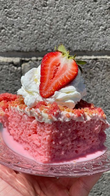 @805_cookhouse on Instagram: "Strawberry crunch Tres Leches 💗 Use any strawberry cake mix and bake according to the directions on the box. Let cool and make your Milk Mixture 🐄💗😊 I use a combination of 💗Milk 💗Sweet and condensed milk 💗Evaporated milk 💗Strawberry Nesquik powder 💗Strawberry syrup Poke small holes all over you cake thenpour your milk mixture over. Set in the fridge over night to soak up all of the strawberry sweetness 🐄🍓 Top with fresh whipped cream frosting and strawber Strawberry Crunch Tres Leches Cake, Strawberry Crunch Tres Leches, Sweet And Condensed Milk, Strawberry Shortcake Cups, Strawberry Cake Design, Shortcake Cups, Strawberry Cake Mix Recipes, Strawberry Cake Cookies, Strawberry Nesquik