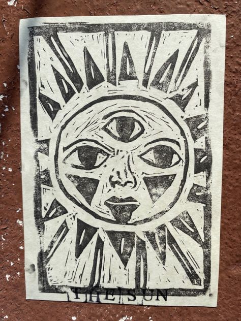 Tarot Cards Linocut, Sun Lino Print, Lino Print Shirt, Sun Linocut, Linocut Prints Ideas Simple, Linocut Prints Simple, Linocut Prints Ideas, Linolium Printing, Linocut Art Simple