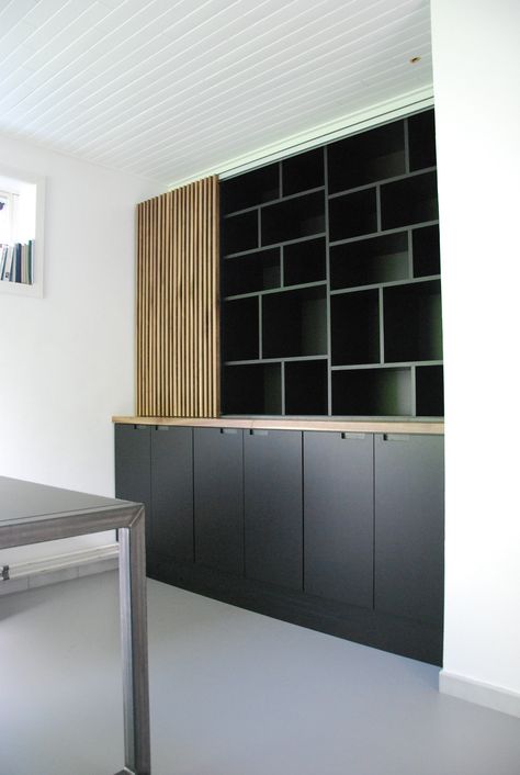 Home office space. Built in bookcase and desk. Black coloured MDF, walnut and steel. Built In Mdf Shelves, Bookcase And Desk, Built In Wall Shelves, Workshop Inspiration, Modular Desk, Industrial Bookshelf, Office Cupboards, Desk Black, Office Shelf