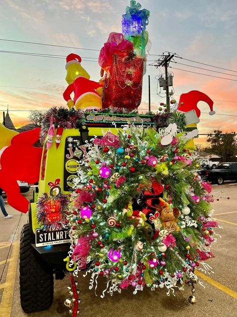 Christmas Trailer Float Ideas, Jeep Wrangler Christmas Decorations, Jeep Christmas Decorations, Grinch Truck, Halloween Jeep, Christmas Jeep, Car Decoration Ideas, Jeep Christmas, Christmas Car Decorations