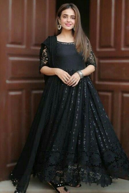 Party Wear Black Dress, Black Dress Design Pakistani, Black Frock Design, Black Kurti Design, Black Colour Dress, Black Kameez, Sumbal Iqbal, Black Shirt Design, Black Dress Design