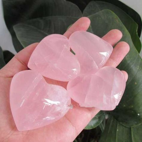 Los poderes sanadores del cuarzo rosa Earth Gift, Crystal Paperweight, Crystal Aesthetic, Baby Pink Aesthetic, Pink Aura, Pretty Rocks, People Online, Minerals And Gemstones, Crystal Shop