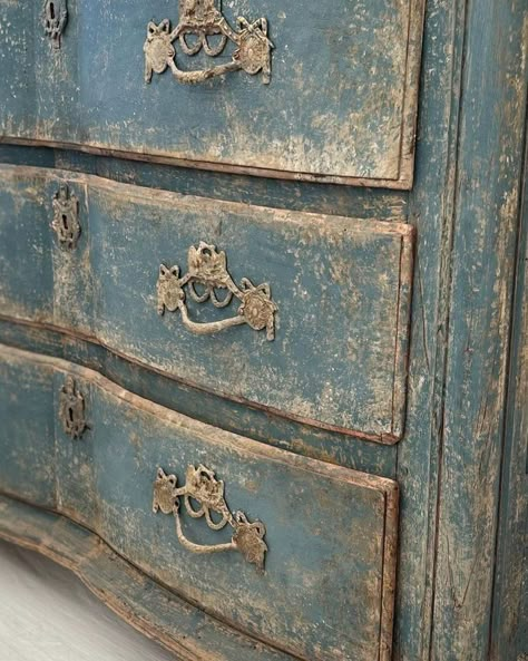 Distressed Furniture Painting, Gustavian Furniture, Using Chalk Paint, Furniture Painting Techniques, Blue Furniture, Diy Furniture Renovation, Distressed Furniture, Colorful World, Painting Furniture Diy