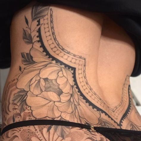 Lower Back Wrap Around Tattoo, Mandala Back Tattoo Design, Mandala Tattoo Back Women, Goddess Back Tattoo, Floral Lower Back Tattoo, Mandela Back Tattoo, Tattoo Tibia, Flowers Tattoo Back, Lace Tattoo Design Vintage