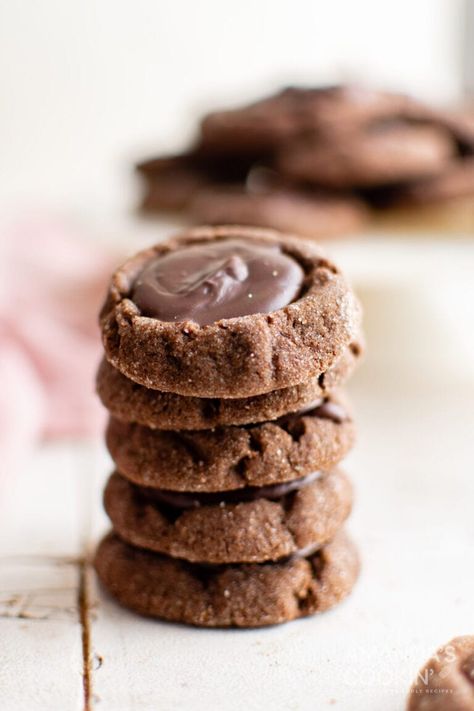 Best Amish Recipes, Chocolate Goodies, Paris Bakery, Chocolate Thumbprint Cookies, Thumbprint Cookies Recipe, Biscotti Cookies, Filled Cookies, Amish Recipes, Thumbprint Cookies