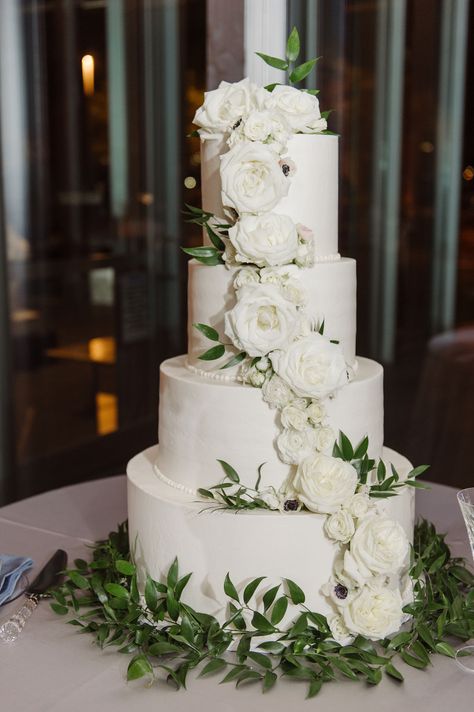 White Cake With Green Flowers, Black And White Wedding Theme Cake, White And Green Wedding Cake, Green And White Wedding Cake, Wedding Cake Backdrop, Celina Gomez, Wedding Cake Dark, Serbian Wedding, Dark Greenery