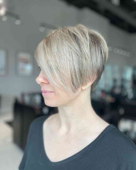 21 Ways You Can Get an Ear-Length Haircut and Still Look Cute Classic Bob Haircut, Chic Haircut, Bob Haircut Curly, Bob Hairstyles With Bangs, Very Short Haircuts, Choppy Bob Hairstyles, Blonde Pixie Cuts, Very Short Hair, Pixie Bob